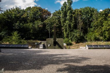 Odesa, Ukrayna, 07 Ağustos 2024 Odesa 411. Batarya 'nın kahramanca savunmasına. 1941 'de Odesa' nın savunması için hayati önem taşıyan bir parkta ordu malzemesi korunmuş. Çocuklar için bazı etkinlikler de mevcut..