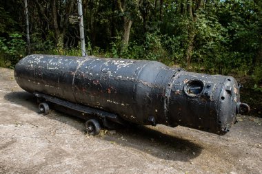 Odesa, Ukrayna, 07 Ağustos 2024 Odesa 411. Batarya 'nın kahramanca savunmasına. 1941 'de Odesa' nın savunması için hayati önem taşıyan bir parkta ordu malzemesi korunmuş. Çocuklar için bazı etkinlikler de mevcut..