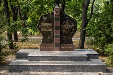 Odesa, Ukrayna, 07 Ağustos 2024 Odesa 411. Batarya 'nın kahramanca savunmasına. 1941 'de Odesa' nın savunması için hayati önem taşıyan bir parkta ordu malzemesi korunmuş. Çocuklar için bazı etkinlikler de mevcut..