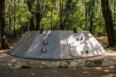 Odesa, Ukrayna, 07 Ağustos 2024 Odesa 411. Batarya 'nın kahramanca savunmasına. 1941 'de Odesa' nın savunması için hayati önem taşıyan bir parkta ordu malzemesi korunmuş. Çocuklar için bazı etkinlikler de mevcut..