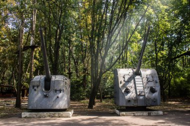 Odesa, Ukrayna, 07 Ağustos 2024 Odesa 411. Batarya 'nın kahramanca savunmasına. 1941 'de Odesa' nın savunması için hayati önem taşıyan bir parkta ordu malzemesi korunmuş. Çocuklar için bazı etkinlikler de mevcut..