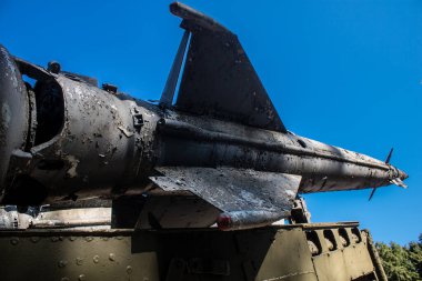 Odesa, Ukrayna, 07 Ağustos 2024 Odesa 411. Batarya 'nın kahramanca savunmasına. 1941 'de Odesa' nın savunması için hayati önem taşıyan bir parkta ordu malzemesi korunmuş. Çocuklar için bazı etkinlikler de mevcut..