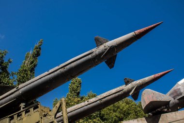 Odesa, Ukrayna, 07 Ağustos 2024 Odesa 411. Batarya 'nın kahramanca savunmasına. 1941 'de Odesa' nın savunması için hayati önem taşıyan bir parkta ordu malzemesi korunmuş. Çocuklar için bazı etkinlikler de mevcut..