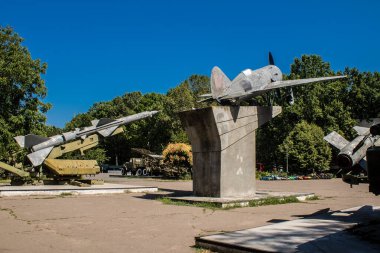 Odesa, Ukrayna, 07 Ağustos 2024 Odesa 411. Batarya 'nın kahramanca savunmasına. 1941 'de Odesa' nın savunması için hayati önem taşıyan bir parkta ordu malzemesi korunmuş. Çocuklar için bazı etkinlikler de mevcut..