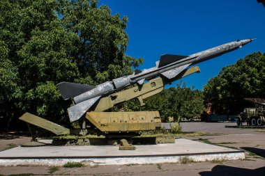 Odesa, Ukrayna, 07 Ağustos 2024 Odesa 411. Batarya 'nın kahramanca savunmasına. 1941 'de Odesa' nın savunması için hayati önem taşıyan bir parkta ordu malzemesi korunmuş. Çocuklar için bazı etkinlikler de mevcut..