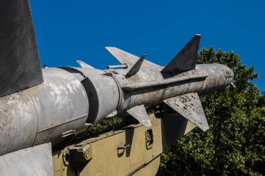 Odesa, Ukrayna, 07 Ağustos 2024 Odesa 411. Batarya 'nın kahramanca savunmasına. 1941 'de Odesa' nın savunması için hayati önem taşıyan bir parkta ordu malzemesi korunmuş. Çocuklar için bazı etkinlikler de mevcut..