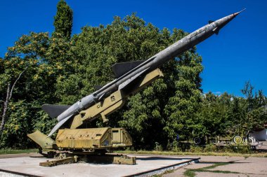 Odesa, Ukrayna, 07 Ağustos 2024 Odesa 411. Batarya 'nın kahramanca savunmasına. 1941 'de Odesa' nın savunması için hayati önem taşıyan bir parkta ordu malzemesi korunmuş. Çocuklar için bazı etkinlikler de mevcut..
