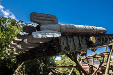 Odesa, Ukrayna, 07 Ağustos 2024 Odesa 411. Batarya 'nın kahramanca savunmasına. 1941 'de Odesa' nın savunması için hayati önem taşıyan bir parkta ordu malzemesi korunmuş. Çocuklar için bazı etkinlikler de mevcut..