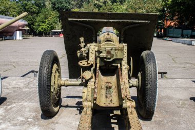 Odesa, Ukrayna, 07 Ağustos 2024 Odesa 411. Batarya 'nın kahramanca savunmasına. 1941 'de Odesa' nın savunması için hayati önem taşıyan bir parkta ordu malzemesi korunmuş. Çocuklar için bazı etkinlikler de mevcut..