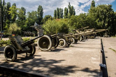 Odesa, Ukrayna, 07 Ağustos 2024 Odesa 411. Batarya 'nın kahramanca savunmasına. 1941 'de Odesa' nın savunması için hayati önem taşıyan bir parkta ordu malzemesi korunmuş. Çocuklar için bazı etkinlikler de mevcut..