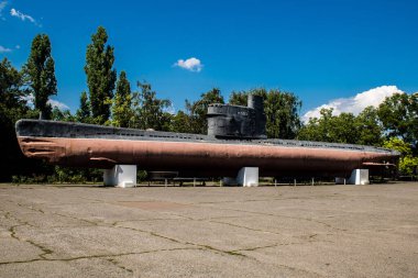 Odesa, Ukrayna, 07 Ağustos 2024 Odesa 411. Batarya 'nın kahramanca savunmasına. 1941 'de Odesa' nın savunması için hayati önem taşıyan bir parkta ordu malzemesi korunmuş. Çocuklar için bazı etkinlikler de mevcut..