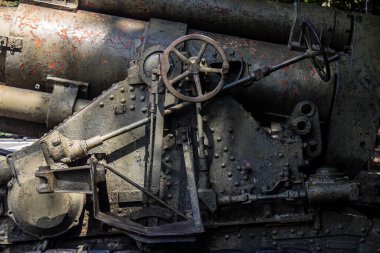 Odesa, Ukrayna, 07 Ağustos 2024 Odesa 411. Batarya 'nın kahramanca savunmasına. 1941 'de Odesa' nın savunması için hayati önem taşıyan bir parkta ordu malzemesi korunmuş. Çocuklar için bazı etkinlikler de mevcut..