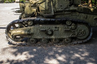 Odesa, Ukrayna, 07 Ağustos 2024 Odesa 411. Batarya 'nın kahramanca savunmasına. 1941 'de Odesa' nın savunması için hayati önem taşıyan bir parkta ordu malzemesi korunmuş. Çocuklar için bazı etkinlikler de mevcut..