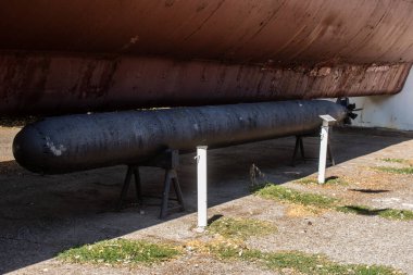 Odesa, Ukrayna, 07 Ağustos 2024 Odesa 411. Batarya 'nın kahramanca savunmasına. 1941 'de Odesa' nın savunması için hayati önem taşıyan bir parkta ordu malzemesi korunmuş. Çocuklar için bazı etkinlikler de mevcut..