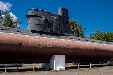 Odesa, Ukrayna, 07 Ağustos 2024 Odesa 411. Batarya 'nın kahramanca savunmasına. 1941 'de Odesa' nın savunması için hayati önem taşıyan bir parkta ordu malzemesi korunmuş. Çocuklar için bazı etkinlikler de mevcut..