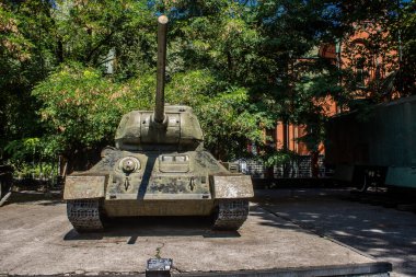 Odesa, Ukrayna, 07 Ağustos 2024 Odesa 411. Batarya 'nın kahramanca savunmasına. 1941 'de Odesa' nın savunması için hayati önem taşıyan bir parkta ordu malzemesi korunmuş. Çocuklar için bazı etkinlikler de mevcut..