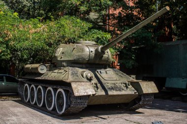 Odesa, Ukrayna, 07 Ağustos 2024 Odesa 411. Batarya 'nın kahramanca savunmasına. 1941 'de Odesa' nın savunması için hayati önem taşıyan bir parkta ordu malzemesi korunmuş. Çocuklar için bazı etkinlikler de mevcut..