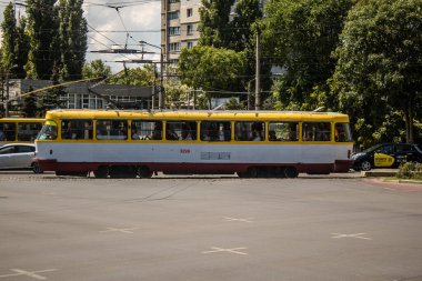 Odesa, Ukrayna, 07 Ağustos 2024 Odesa tramvayı şehir düzenli olarak bombalanırken, Odesa 'daki kamu hizmetleri her gün Rus füze ve sirenlerinin sesi altında..