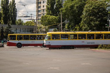 Odesa, Ukrayna, 07 Ağustos 2024 Odesa tramvayı şehir düzenli olarak bombalanırken, Odesa 'daki kamu hizmetleri her gün Rus füze ve sirenlerinin sesi altında..