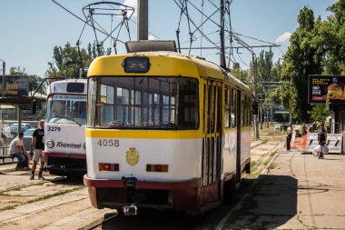 Odesa, Ukrayna, 07 Ağustos 2024 Odesa tramvayı şehir düzenli olarak bombalanırken, Odesa 'daki kamu hizmetleri her gün Rus füze ve sirenlerinin sesi altında..