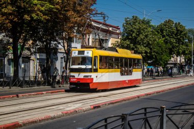 Odesa, Ukrayna, 07 Ağustos 2024 Odesa tramvayı şehir düzenli olarak bombalanırken, Odesa 'daki kamu hizmetleri her gün Rus füze ve sirenlerinin sesi altında..