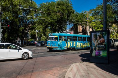 Odesa, Ukrayna, 07 Ağustos 2024 Odesa tramvayı şehir düzenli olarak bombalanırken, Odesa 'daki kamu hizmetleri her gün Rus füze ve sirenlerinin sesi altında..