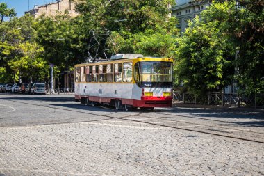 Odesa, Ukrayna, 07 Ağustos 2024 Odesa tramvayı şehir düzenli olarak bombalanırken, Odesa 'daki kamu hizmetleri her gün Rus füze ve sirenlerinin sesi altında..