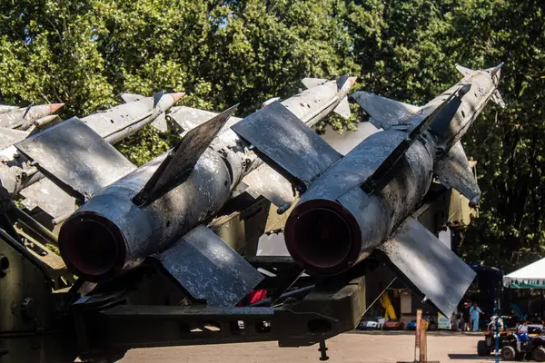 Odesa, Ukrayna, 07 Ağustos 2024 Odesa 411. Batarya 'nın kahramanca savunmasına. 1941 'de Odesa' nın savunması için hayati önem taşıyan bir parkta ordu malzemesi korunmuş. Çocuklar için bazı etkinlikler de mevcut..