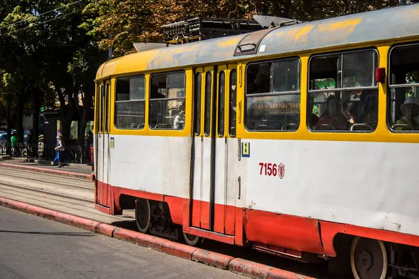 Odesa, Ukrayna, 07 Ağustos 2024 Odesa tramvayı şehir düzenli olarak bombalanırken, Odesa 'daki kamu hizmetleri her gün Rus füze ve sirenlerinin sesi altında..