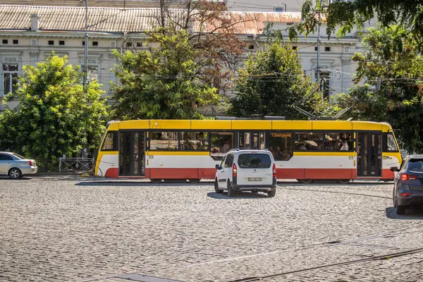 Odesa, Ukrayna, 07 Ağustos 2024 Odesa tramvayı şehir düzenli olarak bombalanırken, Odesa 'daki kamu hizmetleri her gün Rus füze ve sirenlerinin sesi altında..