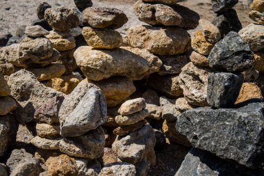 Odesa, Ukrayna, 08 Ağustos 2024 Odesa plajında taş yığını. Bu anıt bir anıt. Her taş Rusya ile savaşta öldürülen Ukraynalı bir askeri temsil ediyor..