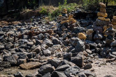 Odesa, Ukrayna, 08 Ağustos 2024 Odesa plajında taş yığını. Bu anıt bir anıt. Her taş Rusya ile savaşta öldürülen Ukraynalı bir askeri temsil ediyor..