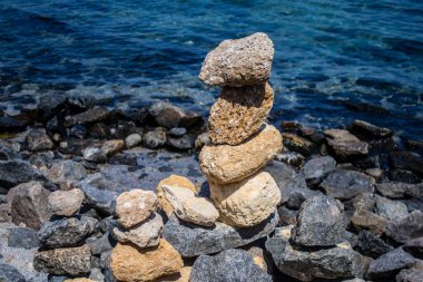 Odesa, Ukrayna, 08 Ağustos 2024 Odesa plajında taş yığını. Bu anıt bir anıt. Her taş Rusya ile savaşta öldürülen Ukraynalı bir askeri temsil ediyor..