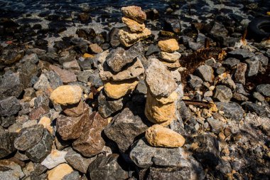 Odesa, Ukrayna, 08 Ağustos 2024 Odesa plajında taş yığını. Bu anıt bir anıt. Her taş Rusya ile savaşta öldürülen Ukraynalı bir askeri temsil ediyor..