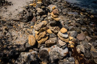 Odesa, Ukrayna, 08 Ağustos 2024 Odesa plajında taş yığını. Bu anıt bir anıt. Her taş Rusya ile savaşta öldürülen Ukraynalı bir askeri temsil ediyor..