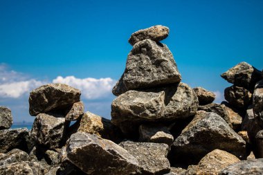 Odesa, Ukrayna, 08 Ağustos 2024 Odesa plajında taş yığını. Bu anıt bir anıt. Her taş Rusya ile savaşta öldürülen Ukraynalı bir askeri temsil ediyor..