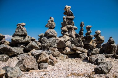 Odesa, Ukrayna, 08 Ağustos 2024 Odesa plajında taş yığını. Bu anıt bir anıt. Her taş Rusya ile savaşta öldürülen Ukraynalı bir askeri temsil ediyor..