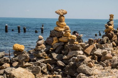 Odesa, Ukrayna, 08 Ağustos 2024 Odesa plajında taş yığını. Bu anıt bir anıt. Her taş Rusya ile savaşta öldürülen Ukraynalı bir askeri temsil ediyor..