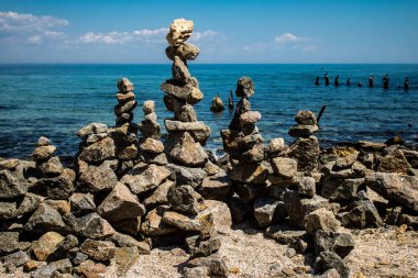Odesa, Ukrayna, 08 Ağustos 2024 Odesa plajında taş yığını. Bu anıt bir anıt. Her taş Rusya ile savaşta öldürülen Ukraynalı bir askeri temsil ediyor..