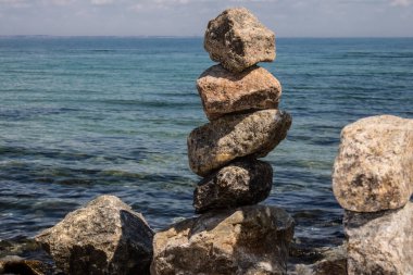 Odesa, Ukrayna, 08 Ağustos 2024 Odesa plajında taş yığını. Bu anıt bir anıt. Her taş Rusya ile savaşta öldürülen Ukraynalı bir askeri temsil ediyor..