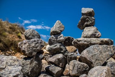 Odesa, Ukrayna, 08 Ağustos 2024 Odesa plajında taş yığını. Bu anıt bir anıt. Her taş Rusya ile savaşta öldürülen Ukraynalı bir askeri temsil ediyor..