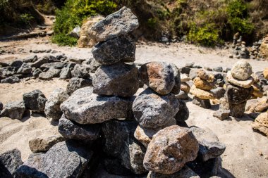 Odesa, Ukrayna, 08 Ağustos 2024 Odesa plajında taş yığını. Bu anıt bir anıt. Her taş Rusya ile savaşta öldürülen Ukraynalı bir askeri temsil ediyor..