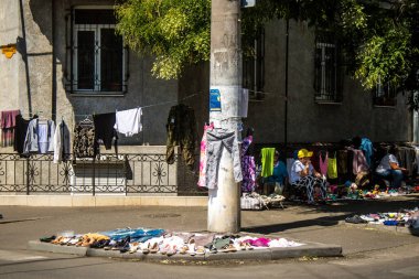 Odesa, Ukrayna, 10 Ağustos 2024 Starokonnyi bit pazarı Odesa 'daki en renkli yerlerden biridir. Bu eşsiz yerde nadir eşyalar, değersiz plastik eşyalar ve ikinci el eşyalar buluyoruz..