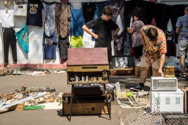 Odesa, Ukrayna, 10 Ağustos 2024 Starokonnyi bit pazarı Odesa 'daki en renkli yerlerden biridir. Bu eşsiz yerde nadir eşyalar, değersiz plastik eşyalar ve ikinci el eşyalar buluyoruz..