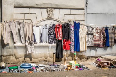 Odesa, Ukrayna, 10 Ağustos 2024 Starokonnyi bit pazarı Odesa 'daki en renkli yerlerden biridir. Bu eşsiz yerde nadir eşyalar, değersiz plastik eşyalar ve ikinci el eşyalar buluyoruz..