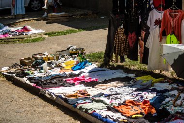 Odesa, Ukrayna, 10 Ağustos 2024 Starokonnyi bit pazarı Odesa 'daki en renkli yerlerden biridir. Bu eşsiz yerde nadir eşyalar, değersiz plastik eşyalar ve ikinci el eşyalar buluyoruz..