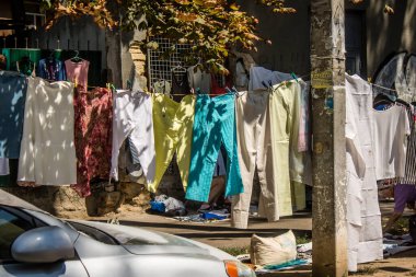 Odesa, Ukrayna, 10 Ağustos 2024 Starokonnyi bit pazarı Odesa 'daki en renkli yerlerden biridir. Bu eşsiz yerde nadir eşyalar, değersiz plastik eşyalar ve ikinci el eşyalar buluyoruz..