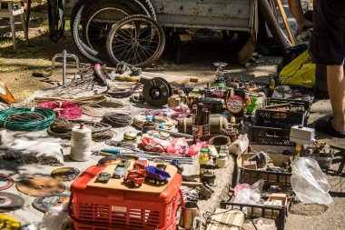 Odesa, Ukrayna, 10 Ağustos 2024 Starokonnyi bit pazarı Odesa 'daki en renkli yerlerden biridir. Bu eşsiz yerde nadir eşyalar, değersiz plastik eşyalar ve ikinci el eşyalar buluyoruz..