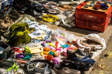 Odesa, Ukrayna, 10 Ağustos 2024 Starokonnyi bit pazarı Odesa 'daki en renkli yerlerden biridir. Bu eşsiz yerde nadir eşyalar, değersiz plastik eşyalar ve ikinci el eşyalar buluyoruz..