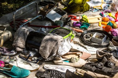 Odesa, Ukrayna, 10 Ağustos 2024 Starokonnyi bit pazarı Odesa 'daki en renkli yerlerden biridir. Bu eşsiz yerde nadir eşyalar, değersiz plastik eşyalar ve ikinci el eşyalar buluyoruz..